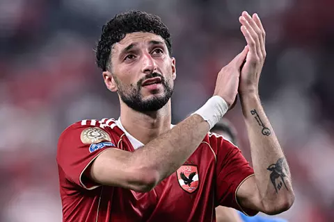 رسائل من الملعب وخارجه.. وسام أبو علي لم ينسَ حبه للأهلي (صور)